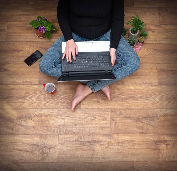 Een Jonge Vrouw Zit Vloer Met Een Laptop Met Kopieerruimte — Stockfoto