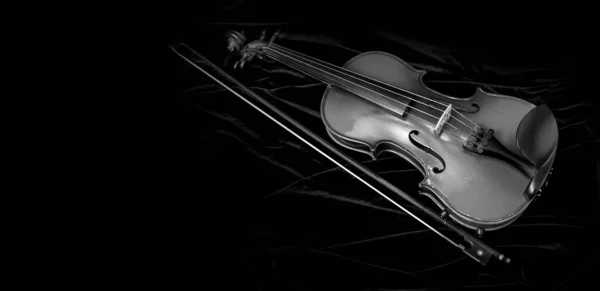 Glänzende Geige Und Bogen Isoliert Auf Schwarzem Samthintergrund Mit Kopierraum — Stockfoto