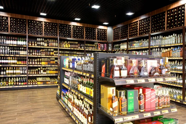 2011年4月6日在Chisinau Moldova的N1超市货架上出售葡萄酒 — 图库照片