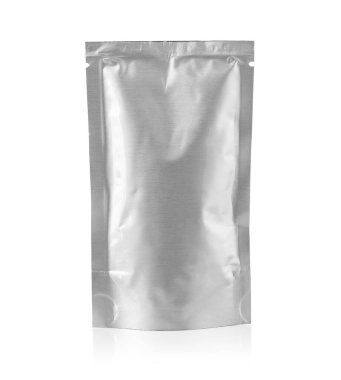 Gümüş folyo paketi kırpma yolu ile beyaz üzerinde izole