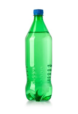 Plastik şişe limonlu meşrubat. Kırpma yolu olan beyaza izole edilmiş.