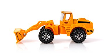 İnşaat alanındaki toprak işçileri için bir traktör ya da kepçe doldurucu, hareket eden bir motorun minyatür yükleyicisi, oyuncak bir kepçe doldurucu, oyuncak bir endüstriyel araba..