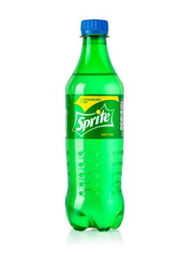CHISINAU, MOLDOVA - Nisan - 26. 2020: Beyaz arka planda Sprite plastik şişe. Sprite, Coca-Cola Şirketi tarafından üretilen renksiz, limon ve limon aromalı meşrubattır.