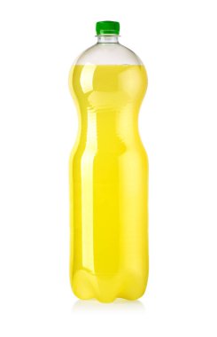 Kırpma yolu olan, beyaza izole edilmiş plastik içki şişeleri.