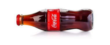 Chisinau, Moldova - 26 Nisan 2020: Bir şişe Coca-Cola kesme yolu ile beyaz arka planda yatar