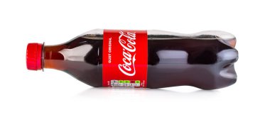 Chisinau, Moldova - 26 Nisan 2020: Bir şişe Coca-Cola kesme yolu ile beyaz arka planda yatar