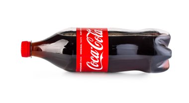 Chisinau, Moldova - 26 Nisan 2020: Bir şişe Coca-Cola kesme yolu ile beyaz arka planda yatar