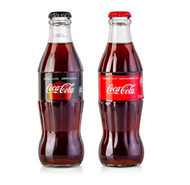 Chisinau, Moldova - 26 Nisan 2020: Klasik ve Sıfır şişe Coca-Cola beyazda izole edildi.