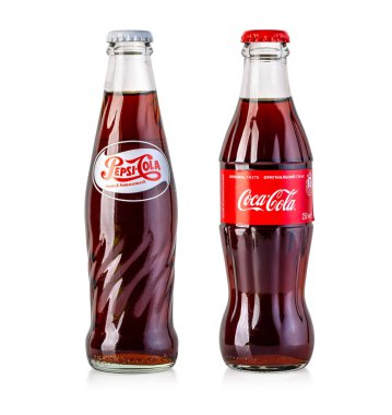 Chisinau, Moldova - Apil 26, 2020: Klasik Pepsi ve klasik Coca Cola Şişeleri Beyaz Arkaplanda İzole Edildi. 