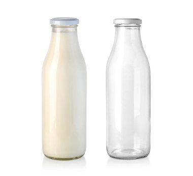 Cam şişedeki taze süt ve beyaz arka planda izole edilmiş kırpma yolu ile boş.