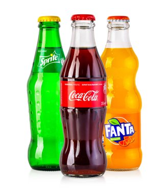 Chisinau, Moldova - 26 Nisan 2020: Klasik Coca-Cola şişesi, Fanta, Sprite beyaz üzerine izole edilmiş.