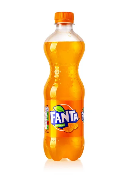摩尔多瓦基希讷乌 2020年4月26日 可口可乐公司在白色背景下生产的一瓶橙黄芬达饮料 — 图库照片