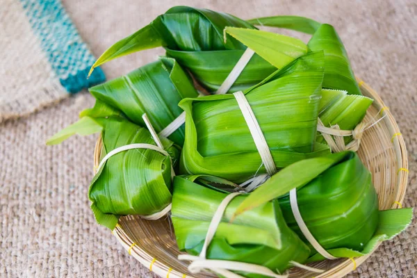 Traditionelles thailändisches Essen (khao tom mat) — Stockfoto