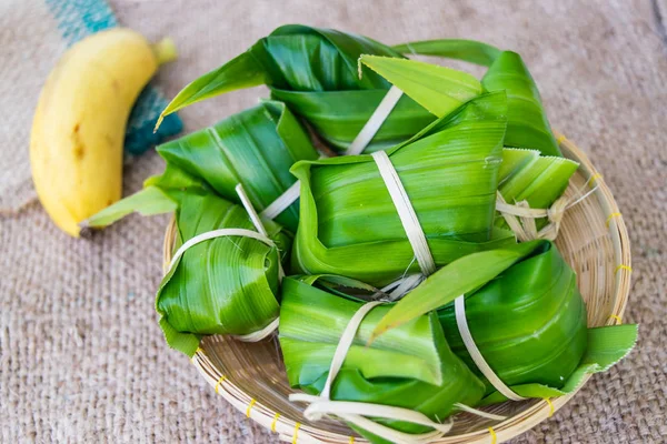 Traditionelles thailändisches Essen (khao tom mat) — Stockfoto