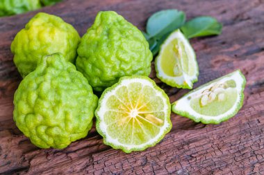 Bergamot ahşap arka plan üzerinde.