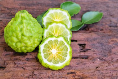 Bergamot ahşap arka plan üzerinde.