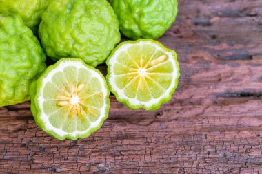 Bergamot ahşap arka plan üzerinde.