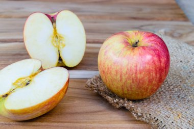 ahşap masa üstünde Kırmızı elma