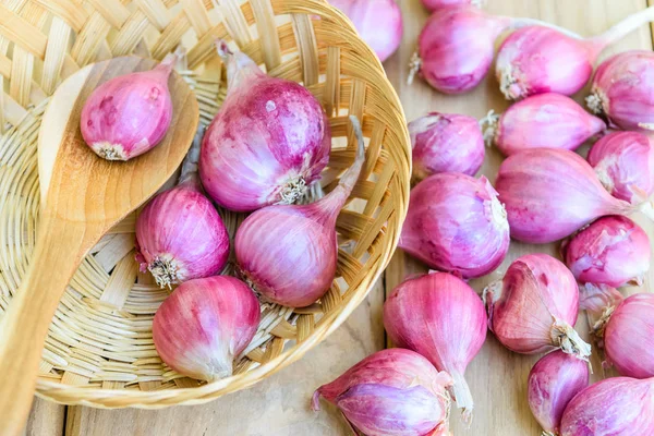 Shallot on bamboo basket — Stock Photo, Image