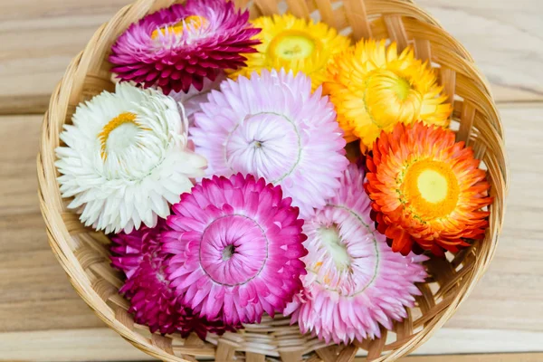 Hermosas flores de fresa en mesa de madera — Foto de Stock