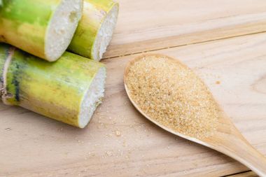 kahverengi şeker ve şeker kamışı