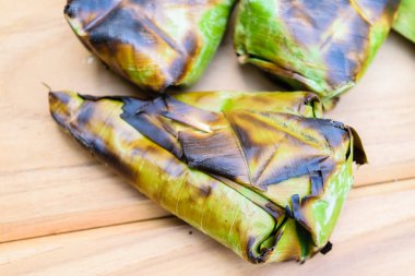 Tay tatlı - yapışkan pirinç tatlı patates muz l tarafından sarılmış