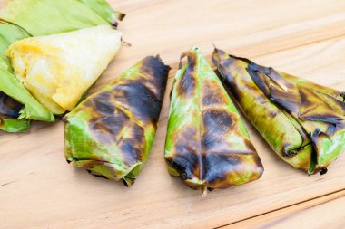 Tay tatlı - yapışkan pirinç tatlı patates muz l tarafından sarılmış