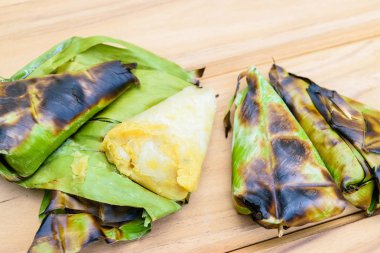 Tay tatlı - yapışkan pirinç tatlı patates muz l tarafından sarılmış