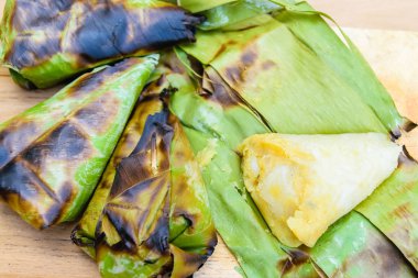 Tay tatlı - yapışkan pirinç tatlı patates muz l tarafından sarılmış