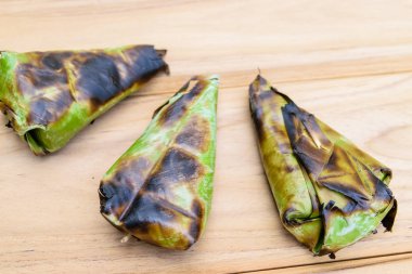 Tay tatlı - yapışkan pirinç tatlı patates muz l tarafından sarılmış