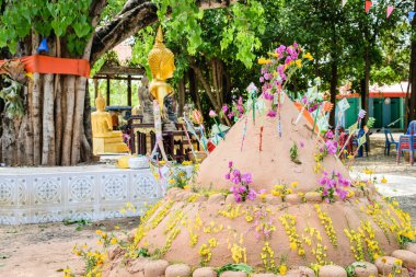 Pagoda ve kum Songkran gün Festivali, Tayland çiçek.