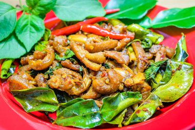 Baharatlı Tay tarzında yaban domuzu