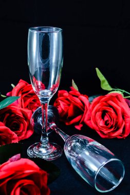 Kırmızı gül ve gözlük şarap