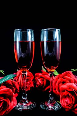 Kırmızı gül ve gözlük şarap
