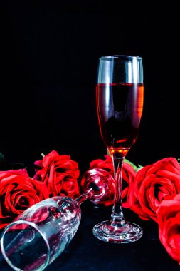 Kırmızı gül ve gözlük şarap