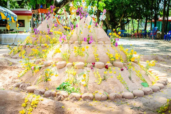 Pagode et fleur sur sable au festival de jour de Songkran, Thaïlande . — Photo