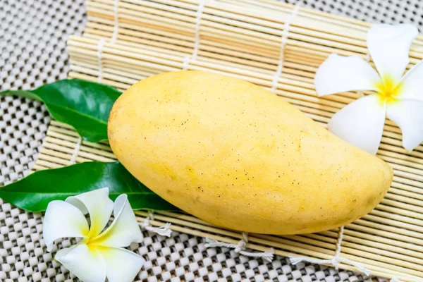 taze sarı mango