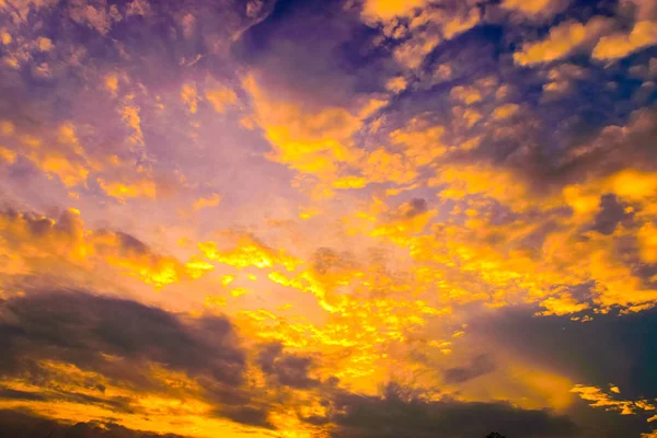 Günbatımı ve gökyüzünde bulut