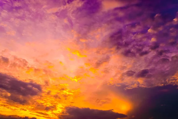 Pôr do sol e nuvem no céu — Fotografia de Stock