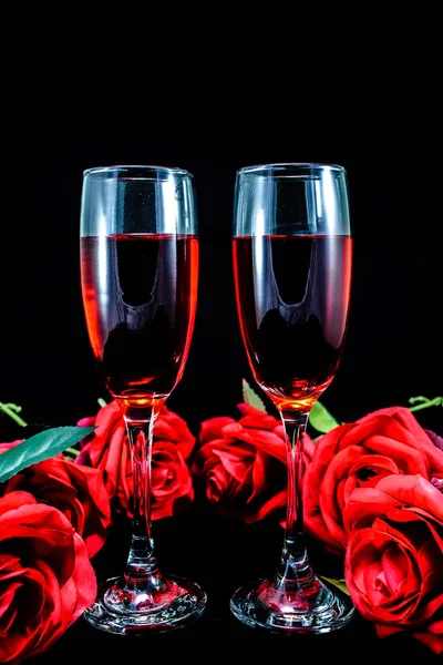 Kırmızı gül ve gözlük şarap