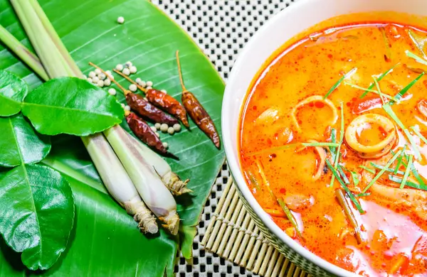 Tom yum Tay baharat çorbası