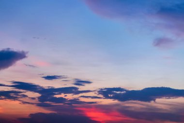 Günbatımı ve gökyüzünde bulut