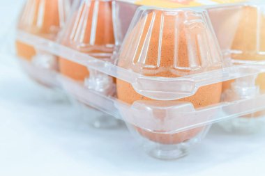 Çiğ tavuk yumurtası.