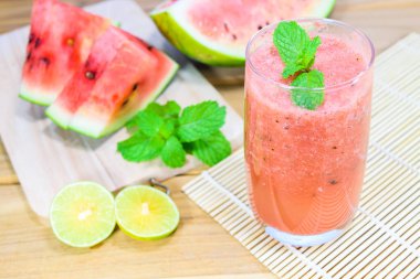 Bardakta karpuz suyu