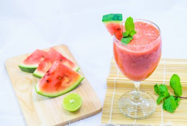 Bardakta karpuz suyu