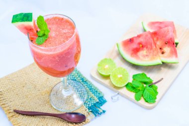 Bardakta karpuz suyu