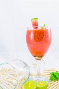 Bardakta karpuz suyu