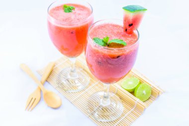 Bardakta karpuz suyu