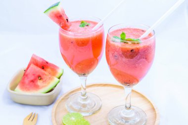 Bardakta karpuz suyu