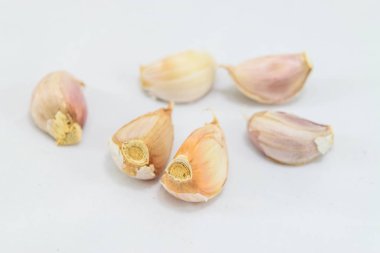 beyaz üzerine sarımsak